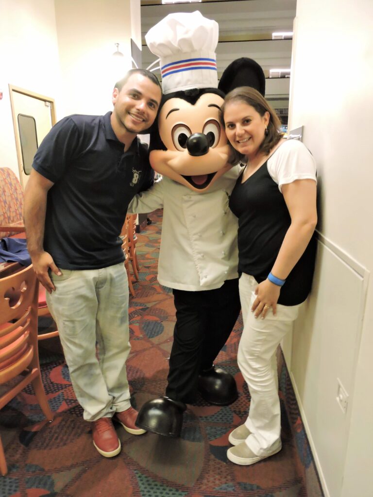Leandro e Jamile na pose para a foto sorrindo abraçados com o Mickey