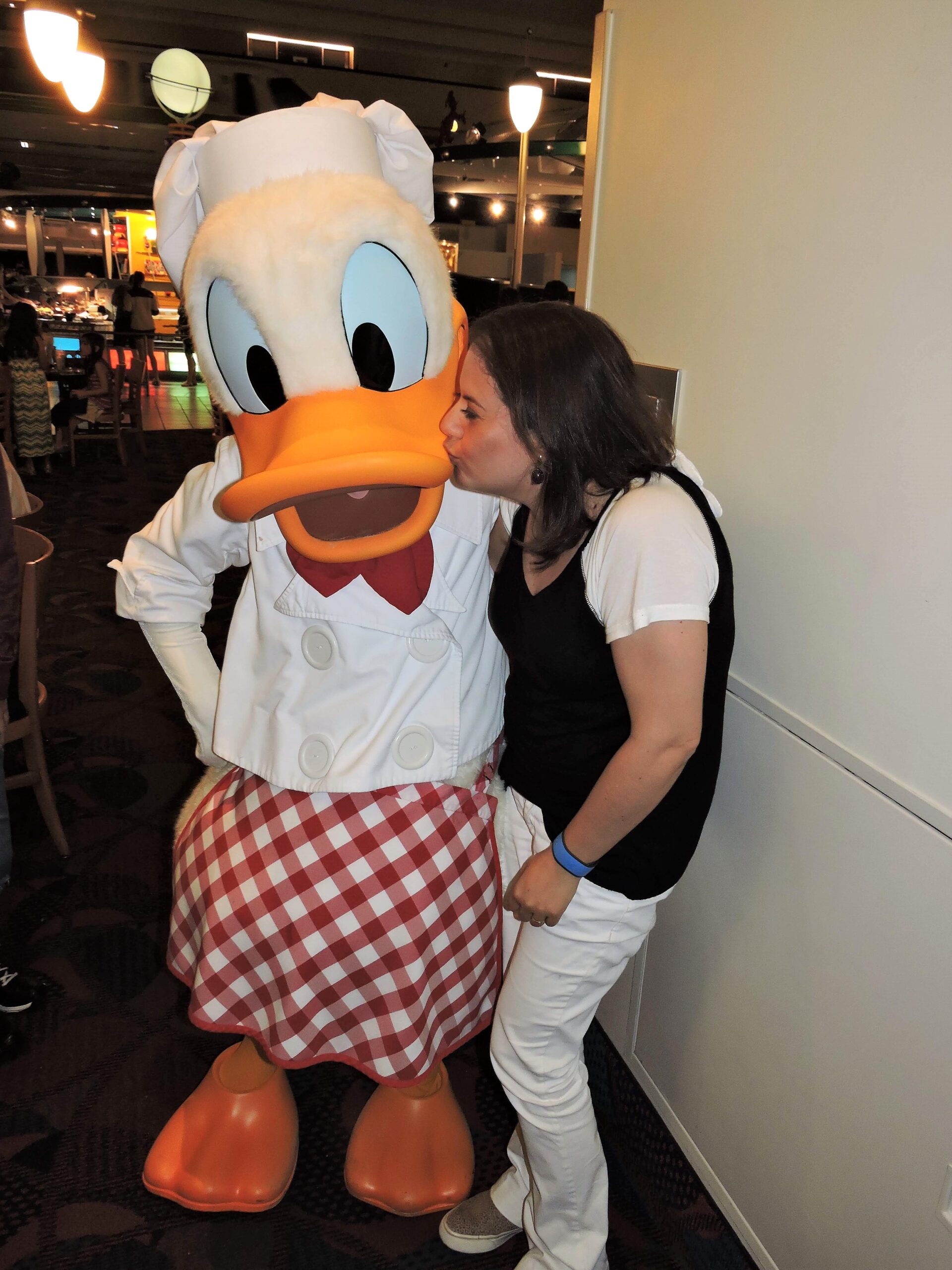 Jamile dando um beijo no bico amarelo do Donald