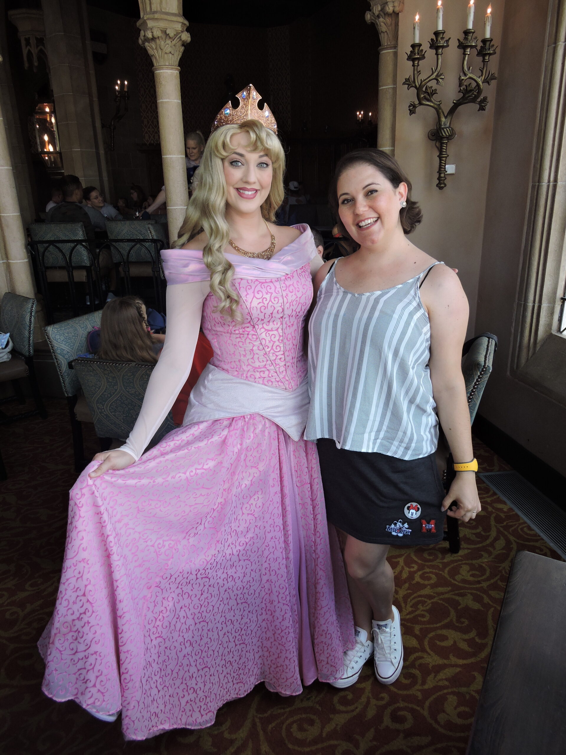 Princesa Aurora segurando o vestido abraçada com Jamile